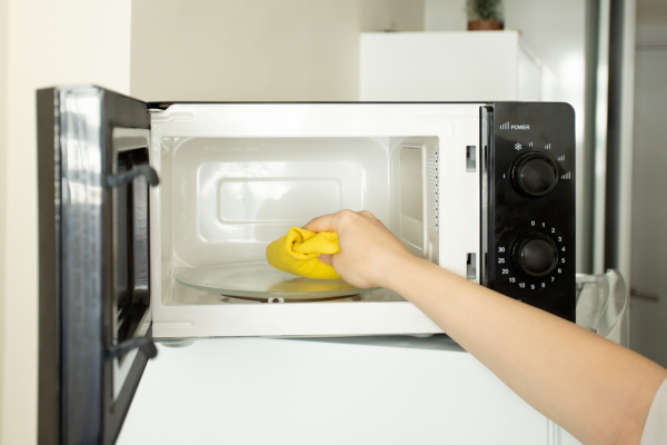 Wiping the microwave oven Wipe away food spills as soon as they occur to prevent odour buildup